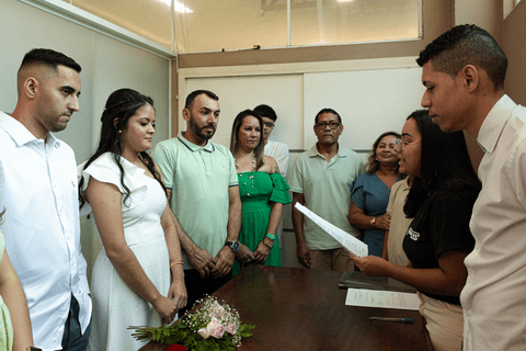 casamento no civil toda a família presente dentro do cartório'