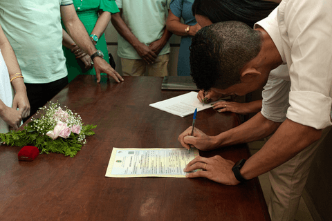 casamento no civil juiz do cartório assinando os papéis do casamento'