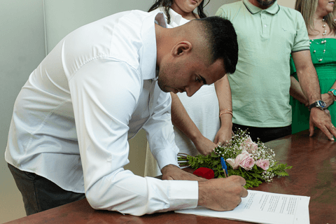 casamento no civil guilherme, noivo, assinando a papelada do casamento'