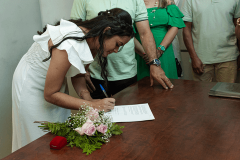 casamento no civil bárbara, a noiva, assinando as papeladas do casamento'