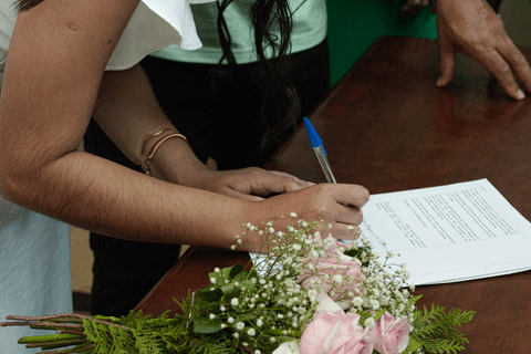 casamento no civil bárbara, com enquadramento menor, assinando as papeladas do cartório '