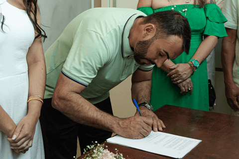 casamento no civil primeira testemunha assinando os papéis do cartório'