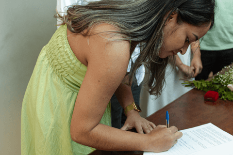 casamento no civil segunda testemunha assinando as papeladas do cartório'