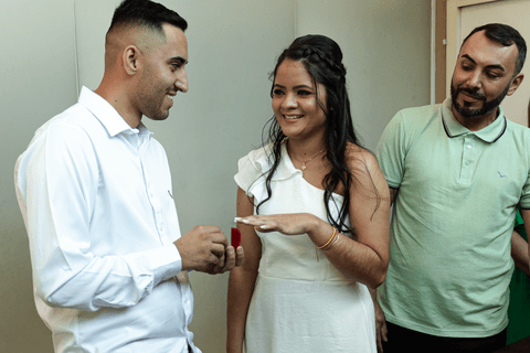 casamento no civil bárbara e guilherme trocando alianças enquanto se olham e sorriem'