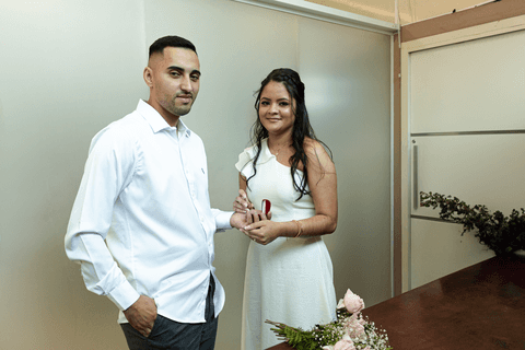 casamento no civil bárbara e guilherme de mãos dadas olhando para a câmera'