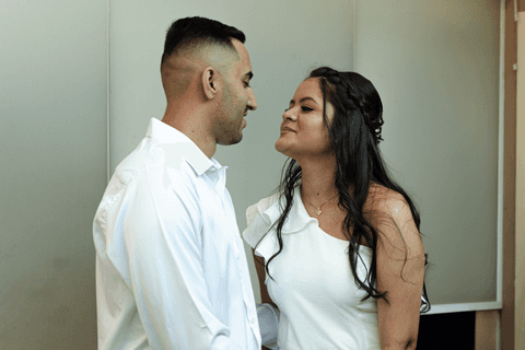 casamento no civil bárbara e guilherme se olhando, prontos para darem um beijo'