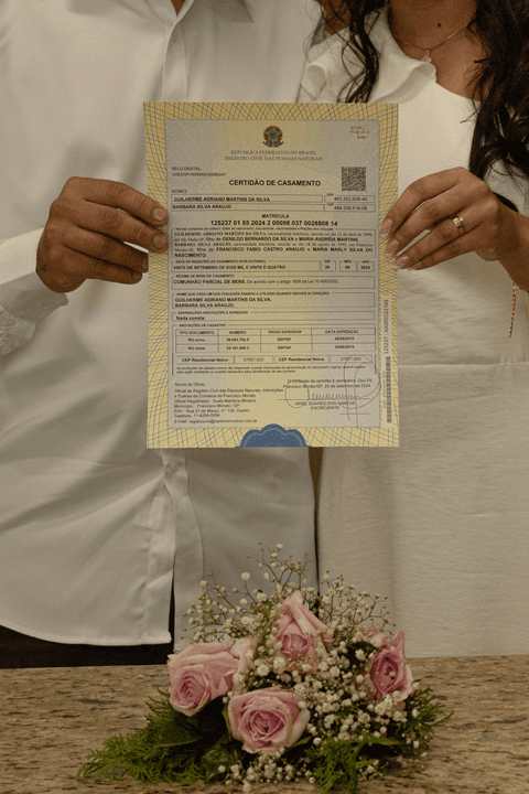 casamento no civil bárbara e guilherme com o papel do casamento em mãos, foco agora somente no documento'