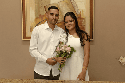 casamento no civil bárbara e guilherme com o buquê nas mãos'