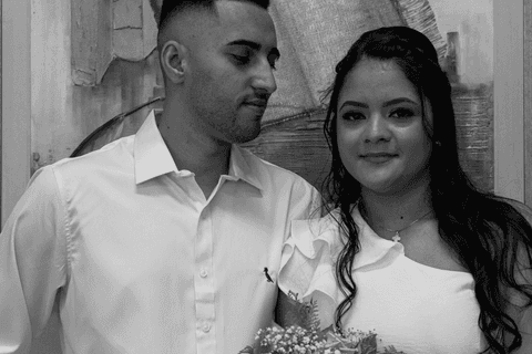 casamento no civil bárbara e guilherme juntos, guilherme olhando para bárbara'