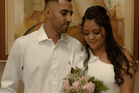 casamento no civil bárbara e guilherme juntos, guilherme olhando para bárbara enquanto ela olha para o buquê'