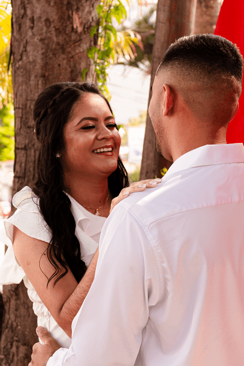 casamento no civil bárbara olhando para o guilherme enquanto sorri'