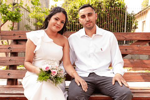 casamento no civil bárbara e guilherme juntos, sentados na praça em frente ao cartório'