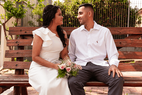 casamento no civil bárbara e guilherme juntos, sentados na praça em frente ao cartório, se olhando'