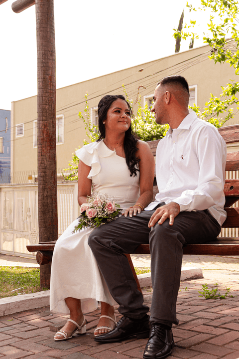 casamento no civil bárbara e guilherme juntos, sentados na praça em frente ao cartório trocando olhares apaixonados'