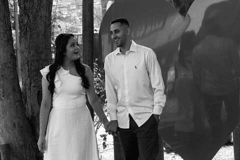 casamento no civil bárbara olhando para guilherme com cara de surpresa enquanto ele sorri'