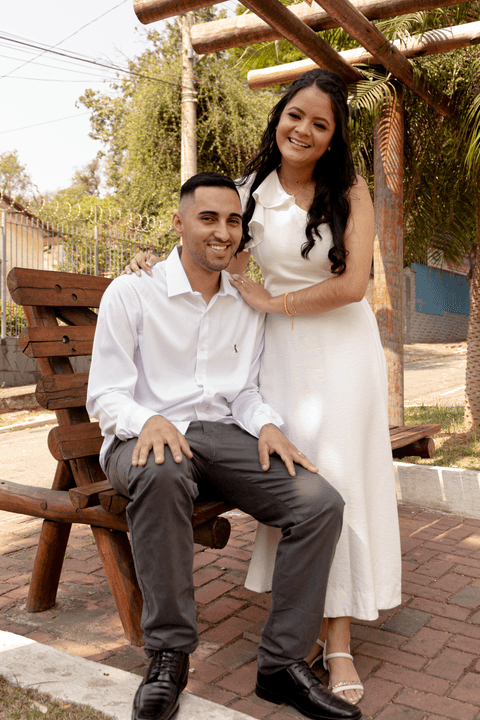 casamento no civil bárbara e guilherme juntos, na praça em frente ao cartório, olhando para a câmera, felizes'
