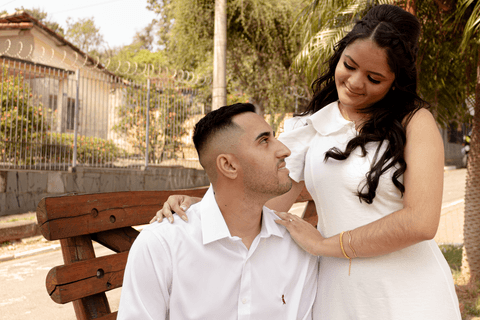 casamento no civil bárbara e guilherme juntos, na praça em frente ao cartório, barbara em pé ao lado de guilherme'