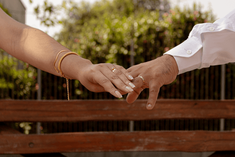 casamento no civil bárbara e guilherme juntos, na praça em frente ao cartório, somente suas mãos entrelaçadas'