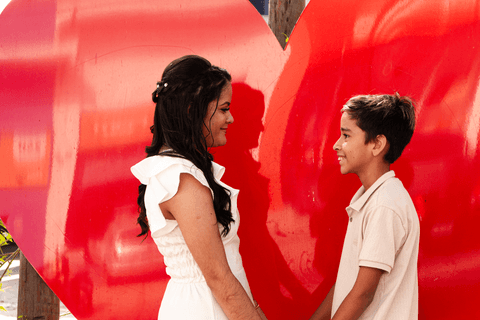 casamento no civil bárbara com seu sobrindo, de mãos dadas, olhando um para o outro'