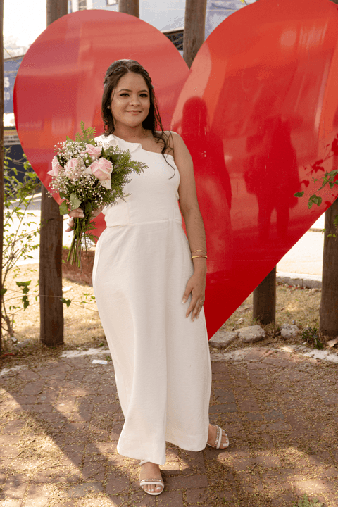 casamento no civil bárbara e guilherme juntos, na praça em frente ao cartório, bárbara em frente ao coração vermelho'