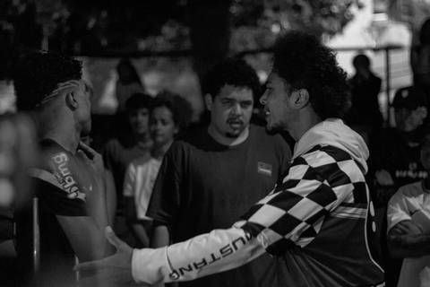 batalha do celeste dois rapazes rimando'