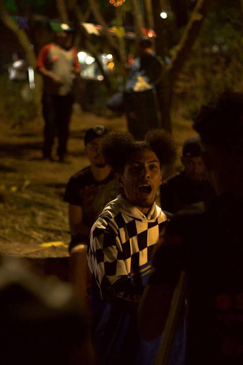 batalha do celeste rapaz que rima gritando com o adversário'