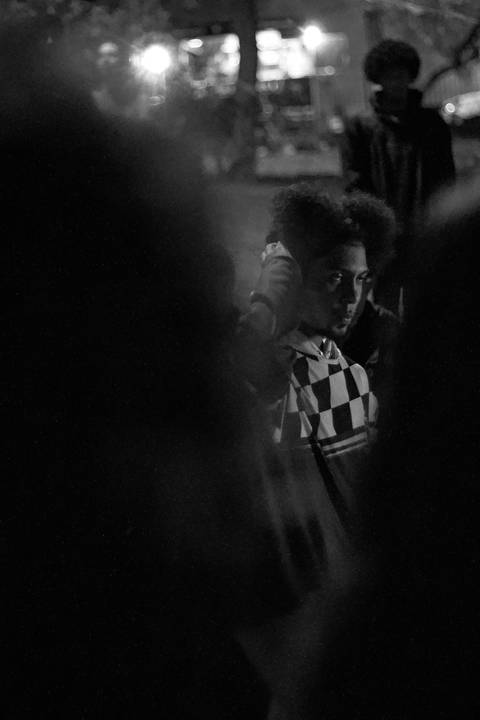 batalha do celeste enquadramento do rapaz que rima entre duas pessoas, fazendo moldura'