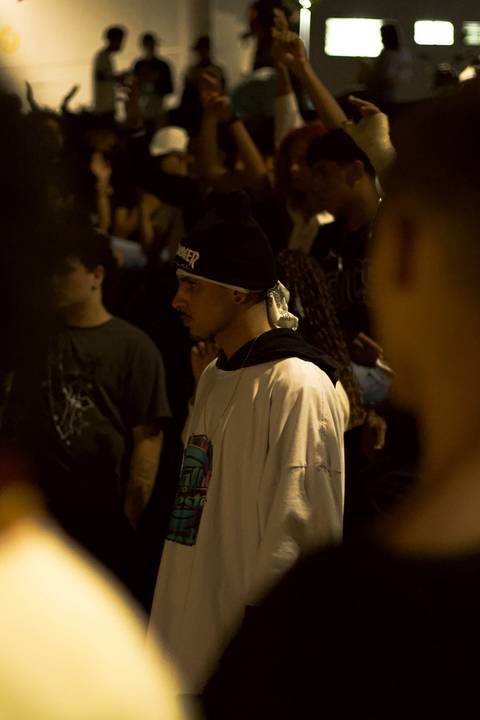 batalha do celeste um dos organizadores assistindo a batalha'