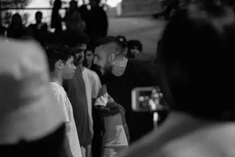 batalha do celeste nova dupla fazendo suas rimas, enquadramento de outras duas organizadoras'