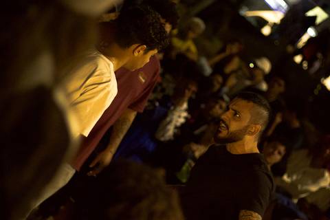 batalha do celeste mesma dupla, com a plateia assistindo ao redor'