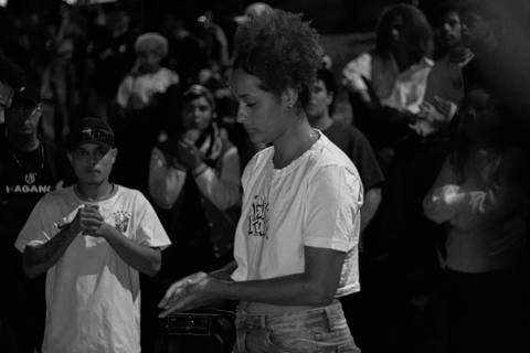 batalha do celeste uma das moças rimadoras agora entrou, na praça, com a plateia assistindo'