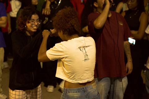 batalha do celeste as moças que estavam rimando agora se cumprimentam sorrindo'
