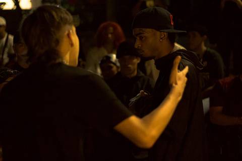 batalha do celeste a rima começa com o primeiro rapaz rimando, enquando a galera vibra '