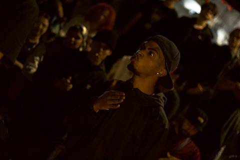 batalha do celeste rimador e mc batendo no peito enquando rebate o outro rimador'