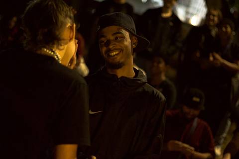 batalha do celeste rapazes rimando entre si, sorrindo'