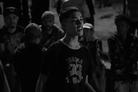 batalha do celeste novo rimador na roda, rimando na praça com a galera acompanhando'