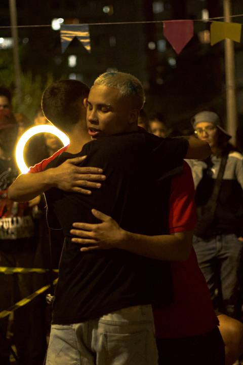 batalha do celeste rimadores se cumprimentam e se abraçam após a rodada'