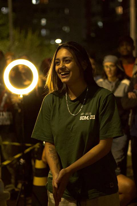 batalha do celeste a rimadora sorrindo no meio da praça antes de começar a rima dela'