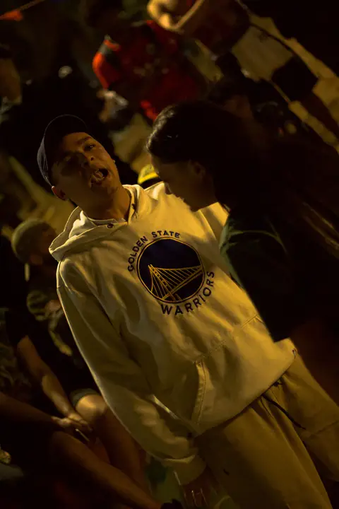 batalha do celeste o outro rimador rebate o que a rimadora havia falado antes, no meio da roda, na praça'