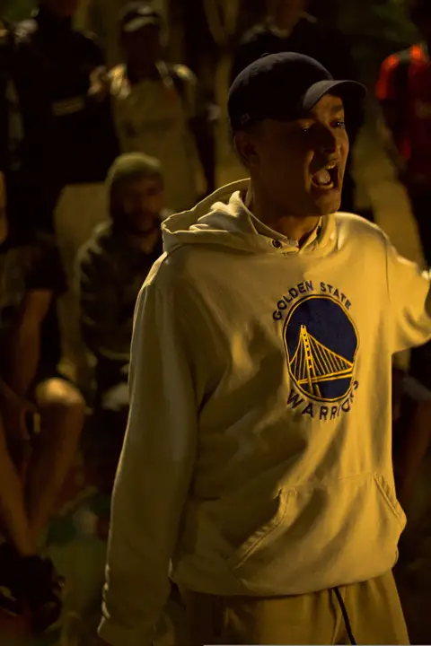 batalha do celeste somente o rimador na fotografia, lançando seus versos sobre a rimadora'