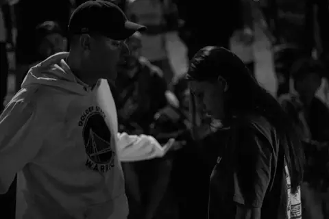 batalha do celeste a batalha vai pegando fogo, o rapaz se impoe sobre a outra rimadora'