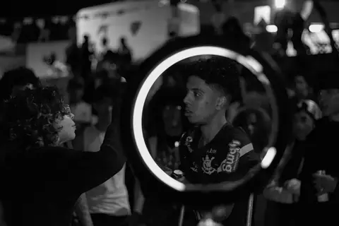 batalha do celeste nova dupla agora na roda rimando, enquanto a luz enquadra o rapaz'