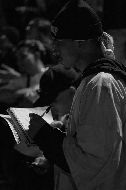 batalha do celeste organizador da batalha fazendo suas anotações no caderno, enquanto a batalha acontece'