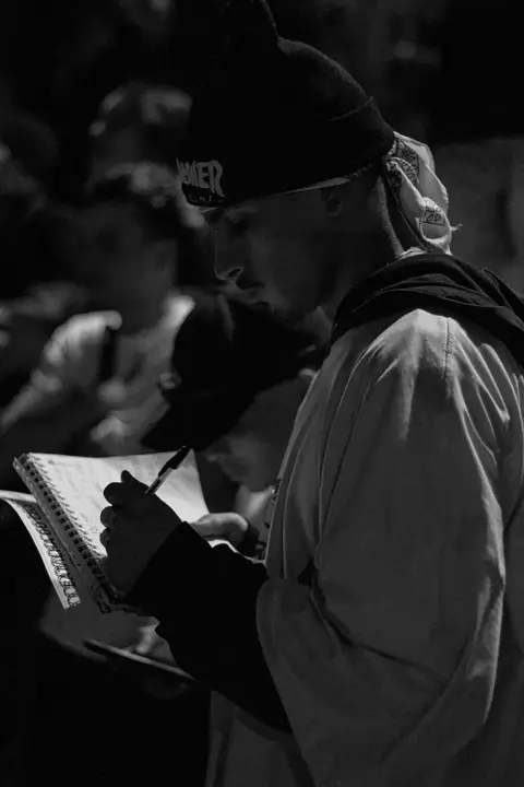 batalha do celeste organizador da batalha fazendo suas anotações no caderno, enquanto a batalha acontece, formando as novas duplas'