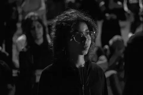 batalha do celeste uma das rimadoras que passou para as últimas etapas, ouvindo atenta o outro rimador'