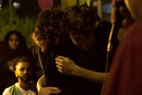 batalha do celeste mcs se abraçando ao final da rodada de versos'