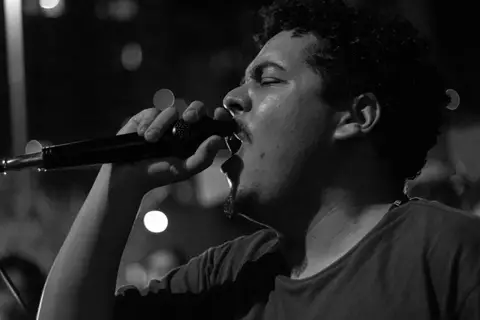 batalha do celeste organizador da batalha no microfone chamando os próximos mcs para lançarem seus versos'