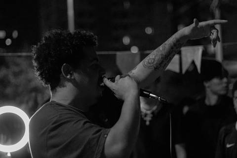 batalha do celeste rimador e também organizador da batalha do celeste no microfone, lançando suas rimas'