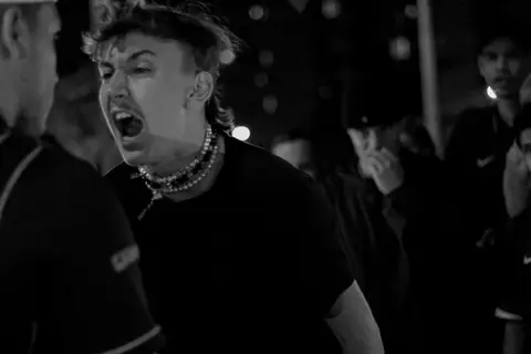 batalha do celeste rimador na última batalha da noite gritando com seu adversário'