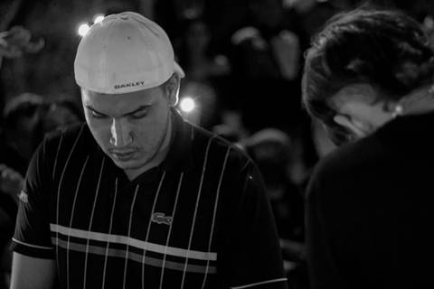 batalha do celeste rimadores olhando para o chão, na espera dos últimos versos'